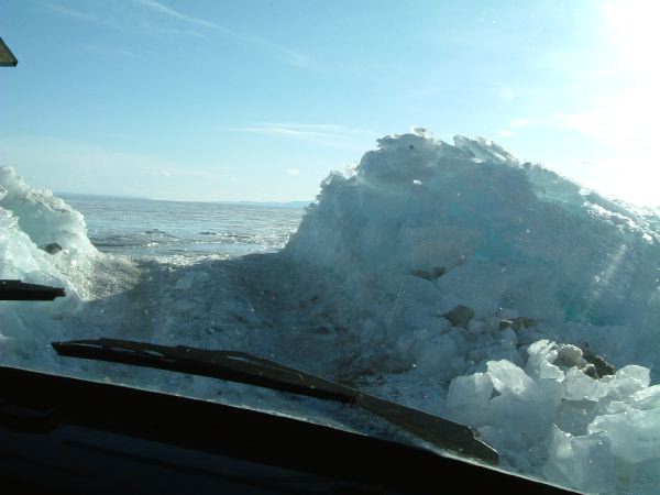 33 氷の繋ぎ目は2m以上になっている所もあり…車がたくさん通って道ができていないと通行できない