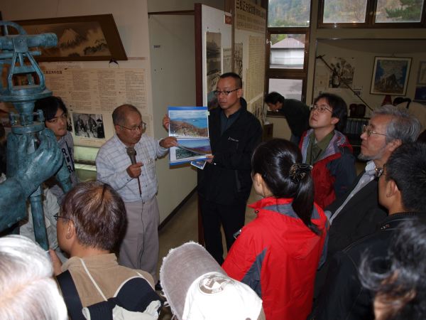 20 三松記念館では三松さんの子孫に説明を聞きました。含蓄のあるいろいろなお話を聞けたのは有意義でした。