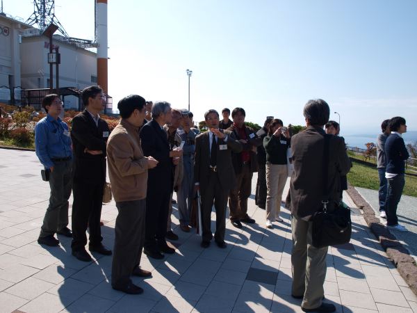 5 一歩外に出ればすばらしい眺望が。函館の地形について説明する雁沢先生。