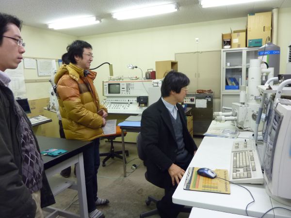 18 会の前に新潟大・村上さんがカソードルミネッセンスを撮影する実験室を案内してくれました。