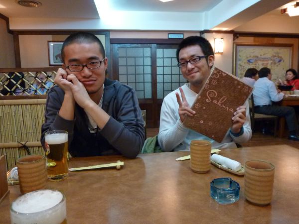14 土曜日はどのレストランもパーティでいっぱい 仕方なしに日本食レストランに行っちゃいましたがこの二人って兄弟？