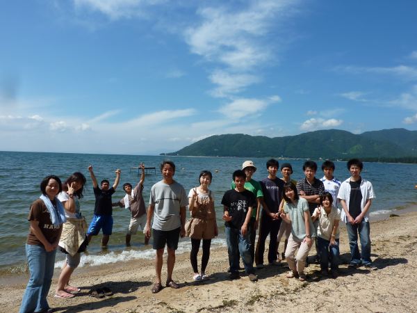 15 琵琶湖の前で記念撮影