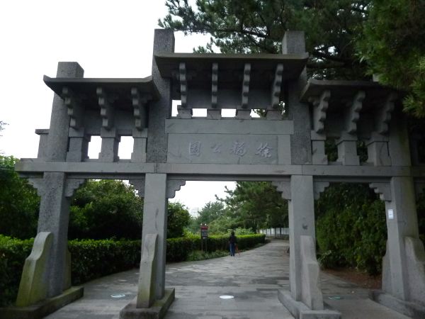 17 徐福の記念碑が。やっぱ日本の前は朝鮮半島だよね。不老不死のクスリは見つかったんでしょうか？