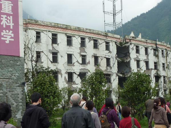 11 地震で被害を受けた学校が保存されてましたが，教科書通りのきれいな亀裂が。
