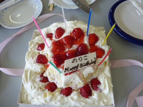 1 4月の長谷部の誕生日のときに学生たちが用意してくれたケーキ。崩れているのがちょっと気になる４○才なんです。