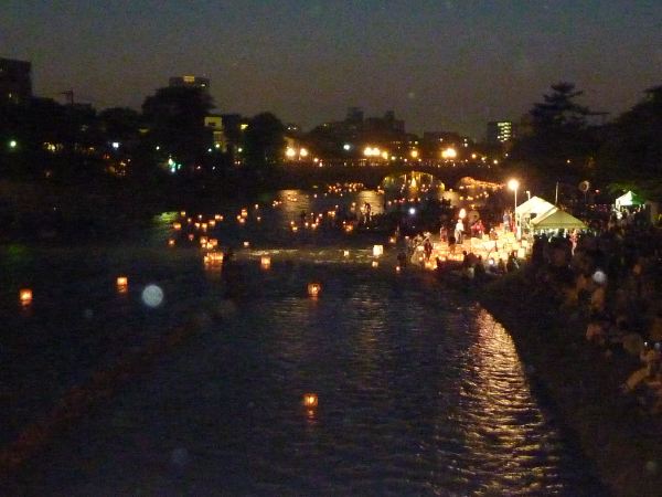 3 ちょうど百万石祭りでまずは浅野川の灯籠流しを見に行きました。