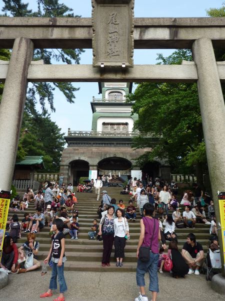 4 次の日は行列を。尾山神社前で記念撮影。屋台がたくさんでて込んでました。