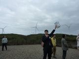 12 次は風力発電サイトへ。近くでみるとド迫力の風車のまわりっぷりでした。