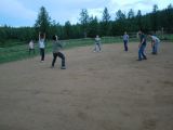 7 若者は高緯度の遅い日没の恩恵をエンジョイしてボール遊び。