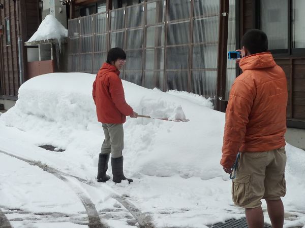 5 町中の散策。北陸の重い雪に対応するためにいろいろな特徴的な道具を使うそうです。