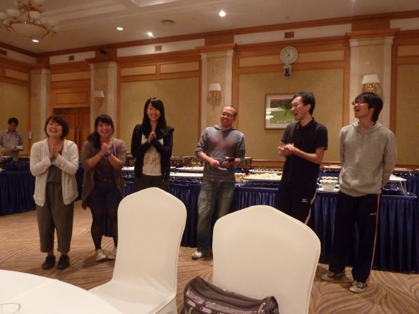16 会議の懇親会で日本の歌を披露する参加学生たち。