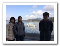 10 その後同じく北潟湖を調査している福井県の研究所を訪ねました。水月湖の前で。