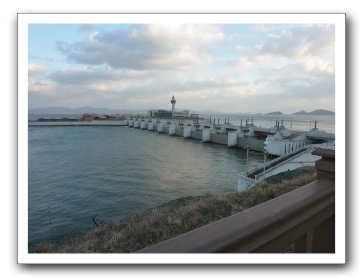 17 ダムの水門。日本の有明海と同じ問題が   。