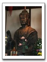 9 飛鳥寺の仏像は若干険しいお顔