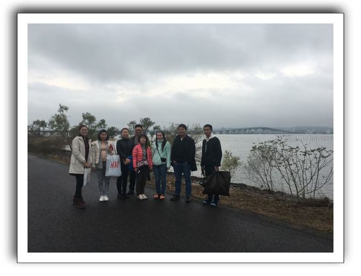 40 琵琶湖を背景に