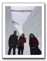 2 雪の大谷の見学に留学生と。