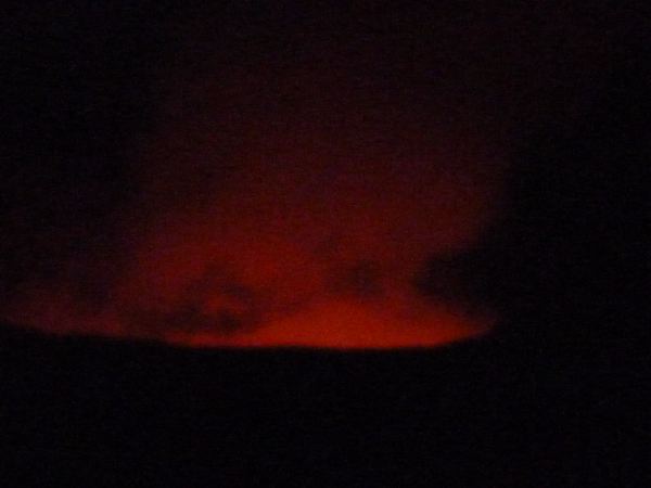 26 夕食後夜のハレマウマウに行き，熱々の溶岩で火口が満たされている事を実感しました