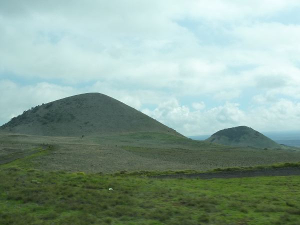 51 マウナケアの山麓には単成火山が見られます。ホットスポットの火山活動の進化を考える上で重要です