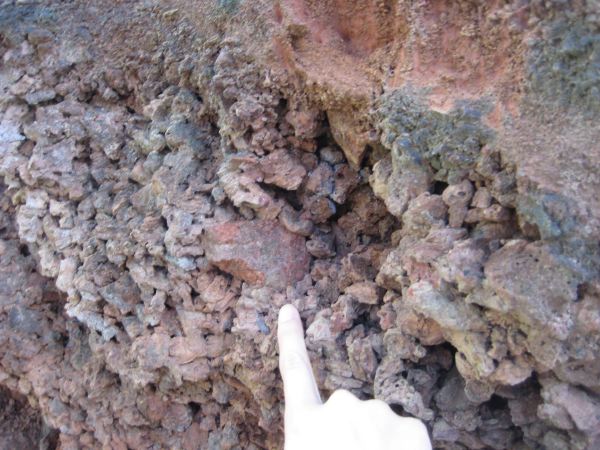 67 ハワイ島で見た新鮮な溶岩と地質露頭と化した溶岩を比較して，露頭の情報から噴火時の様子を推測します